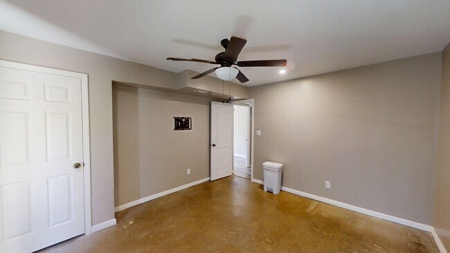 Building Photo - 321 Oak Lake Dr