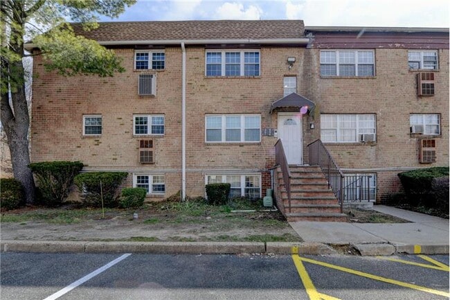 Building Photo - 6 College Dr