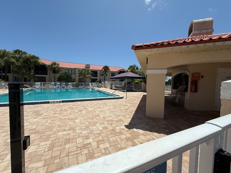 2 pools, work out room, pickle ball, tennis, BBQ areas, fishing docks - 468 Bouchelle Dr
