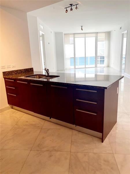 Building Photo - 16001 Collins Ave