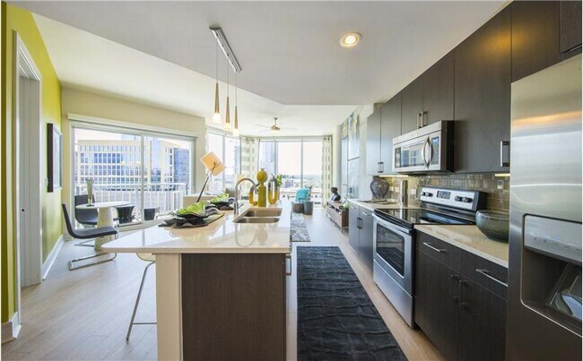 Building Photo - 617 W 7th St