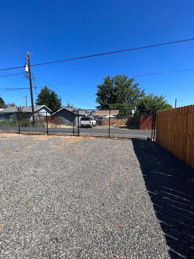 Building Photo - 109 E Fremont Ave