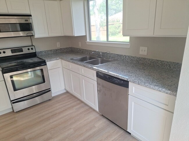 Building Photo - 2411 Farriers Bend Dr