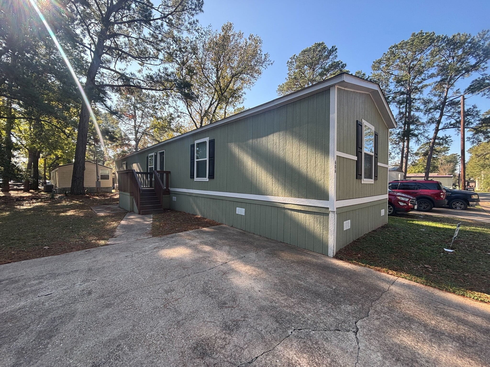 Building Photo - 606 Eloise St