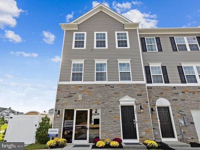 Building Photo - 216 Macoun Way