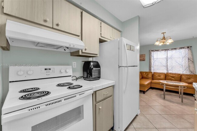 Building Photo - 820 SW 12th Ct