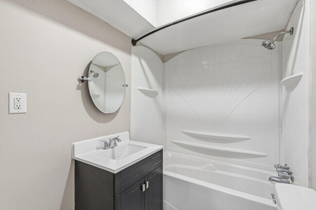 Building Photo - 2822 E Cherry St