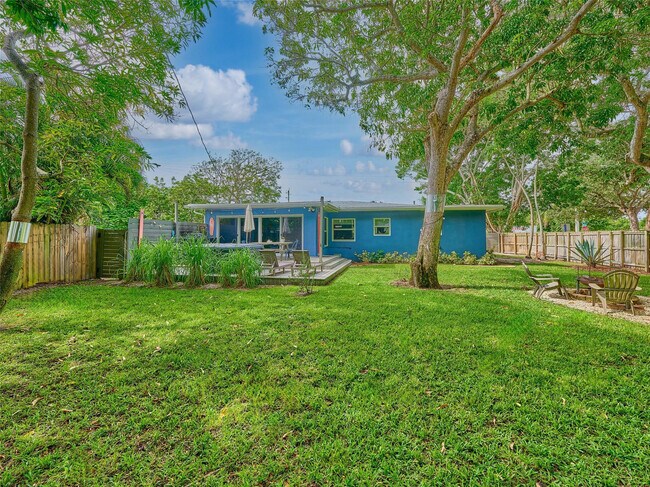 Building Photo - 801 NE 15th St