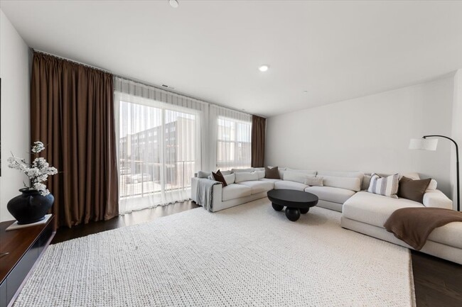 Building Photo - 2217 Venture Dr