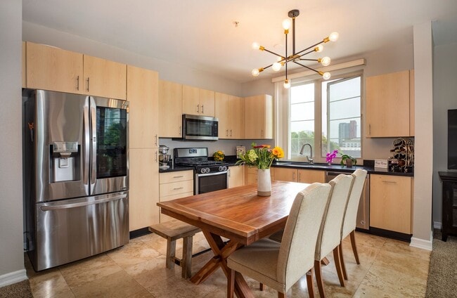 Building Photo - Beautifully Renovated 3Bed/2Bath Corner Un...