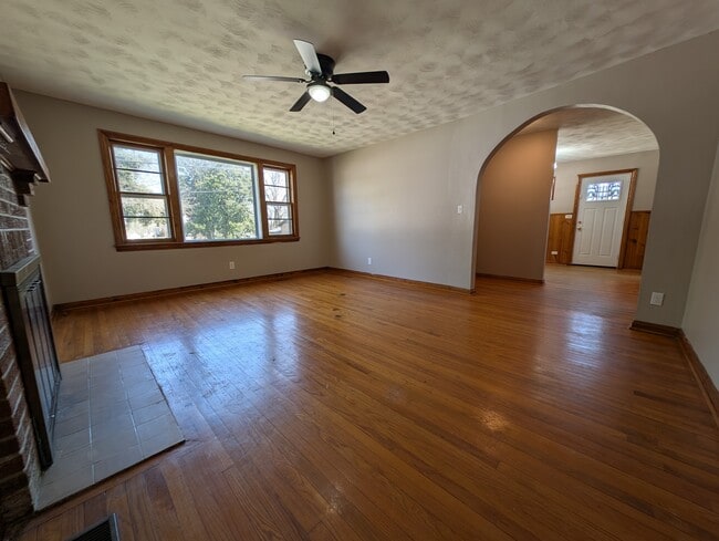Building Photo - 318 E 11th St