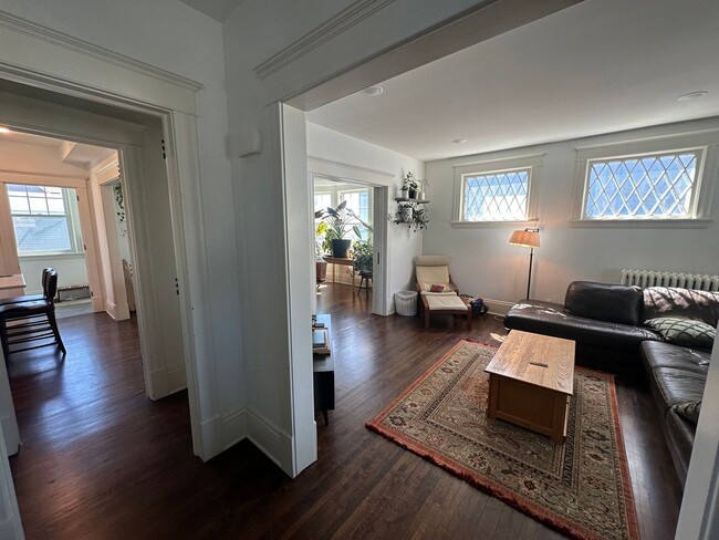 Building Photo - Spacious 3-Bedroom with Luxury Upgrades!!