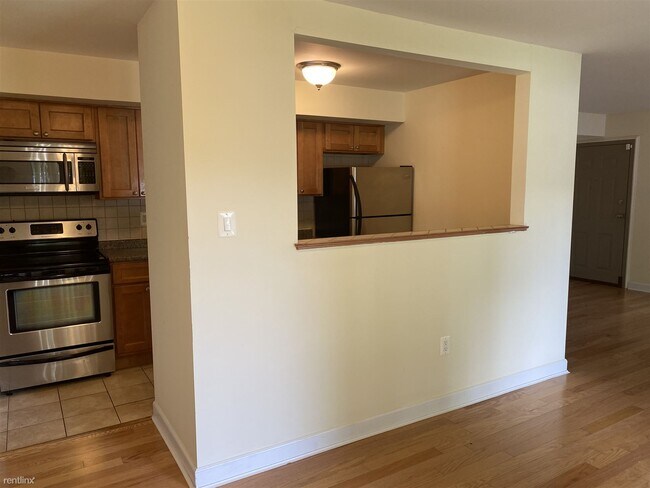 Building Photo - 3 br, 1.5 bath Condo - 6301 Hil Mar Dr Unit 1