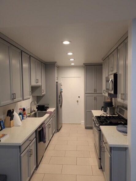 Building Photo - 400 S Los Robles Ave