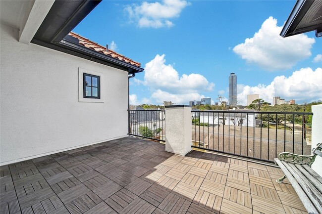 Building Photo - 3002 Mid Ln