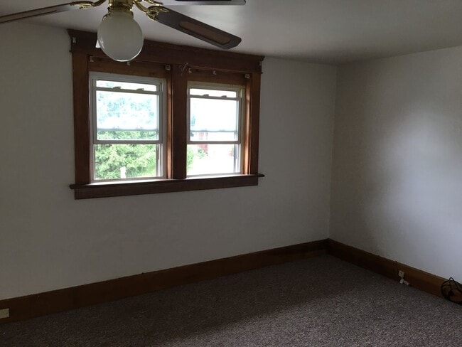 Building Photo - Awesome 3 BR 1 Bath Home with off street p...