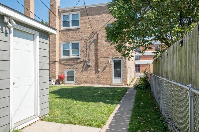 Building Photo - 5520 S Pulaski Rd