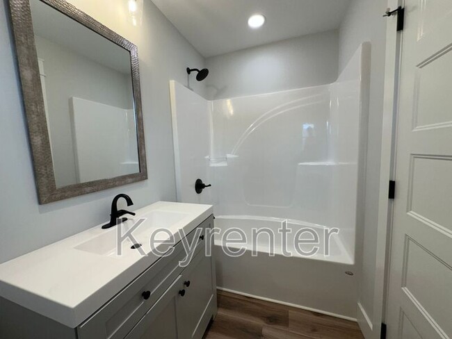 Building Photo - 210 7th St