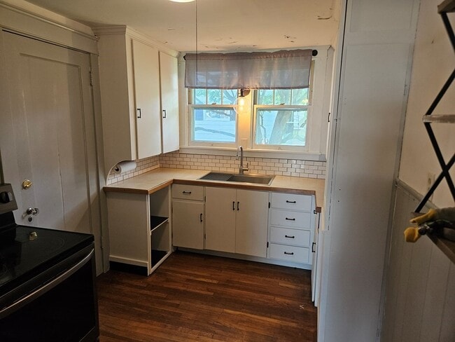 Building Photo - 465 Beecher St