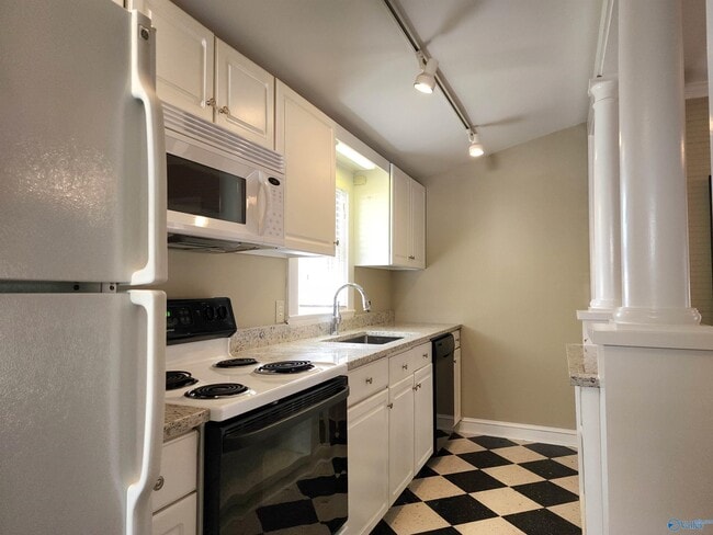 Building Photo - 1214 Pratt Ave NE