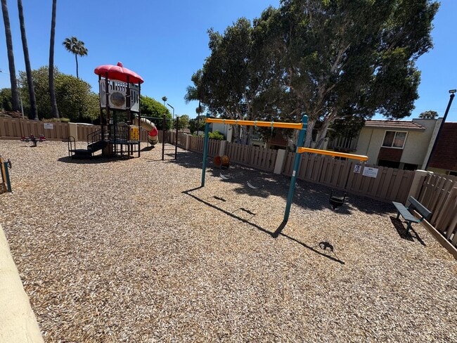 Building Photo - Townhome 3 bedroom 2 bath