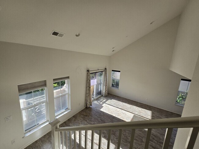 Building Photo - Stunning 3BR 3.5 BATHROOM House in Hayward