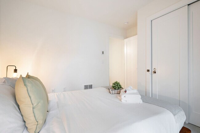 Building Photo - 4453 Aurora Ave N