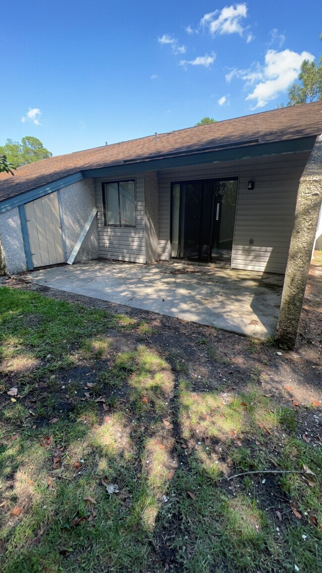 Building Photo - 910 Brett Dr