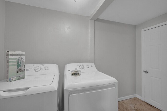 Building Photo - Fully furnished 3/1 AND all bills paid