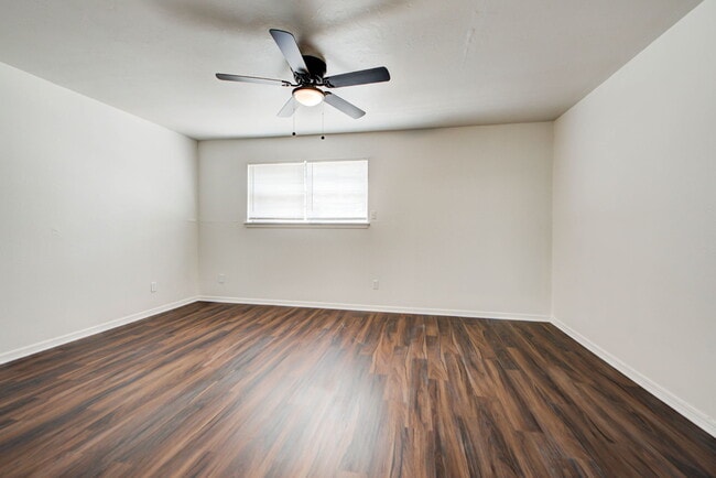 Building Photo - 2112 Melrose Dr