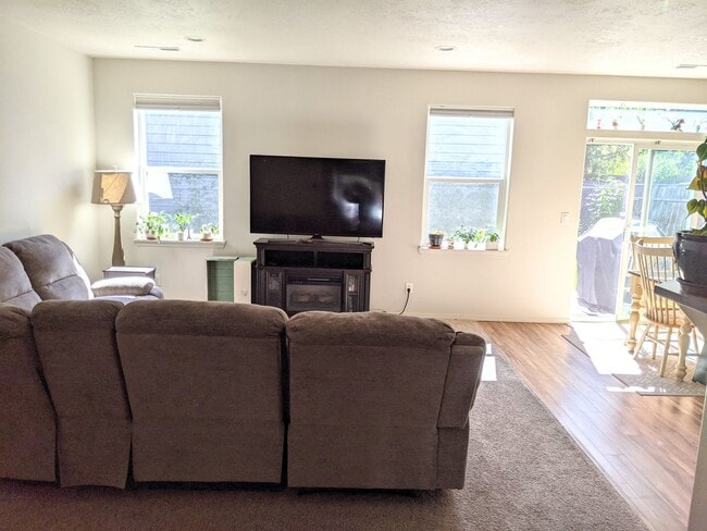 Building Photo - 3 Bed, 2 Bath Single Level Home in SE Bend...