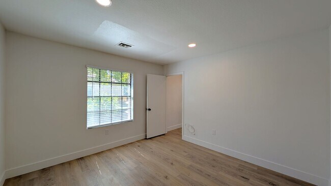 Building Photo - 3 Bedroom Townhome in the Dartmouth Trace Community Near N Dobson Rd and W University Dr!