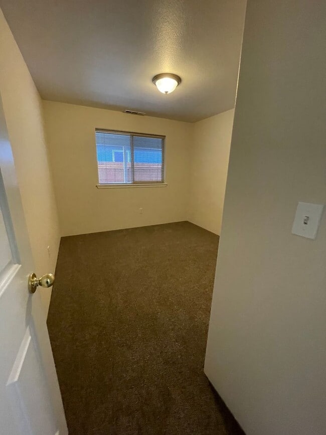 Building Photo - Spacious 3 bedroom, 2 bathroom home- CENTRAL POINT!