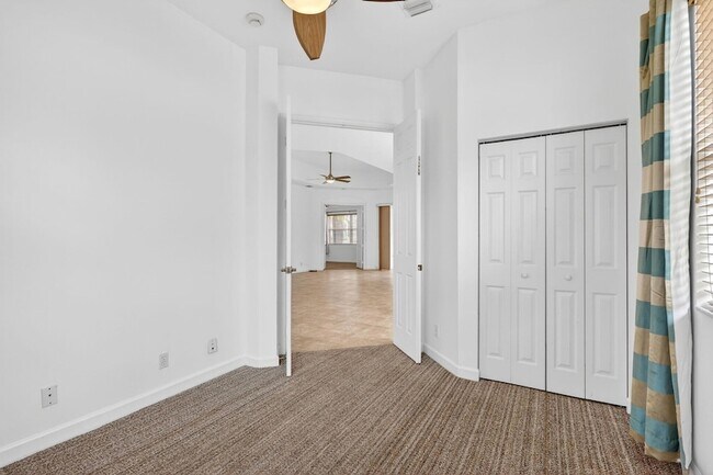 Building Photo - 6532 SE Broadmoor Ln