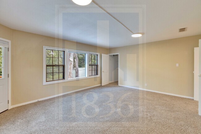Building Photo - 2205 Sharon Ln