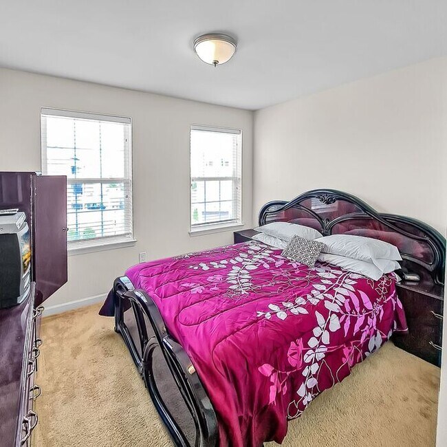 Building Photo - Stately End Unit 3-Level Townhome, 3 Bedro...