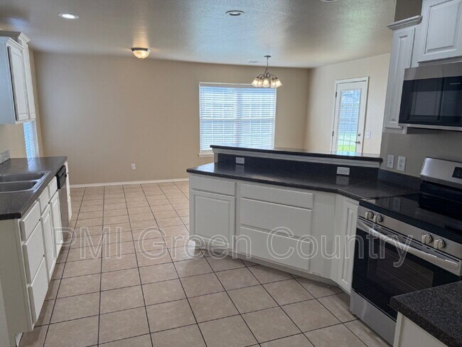 Building Photo - 402 W 125th St S