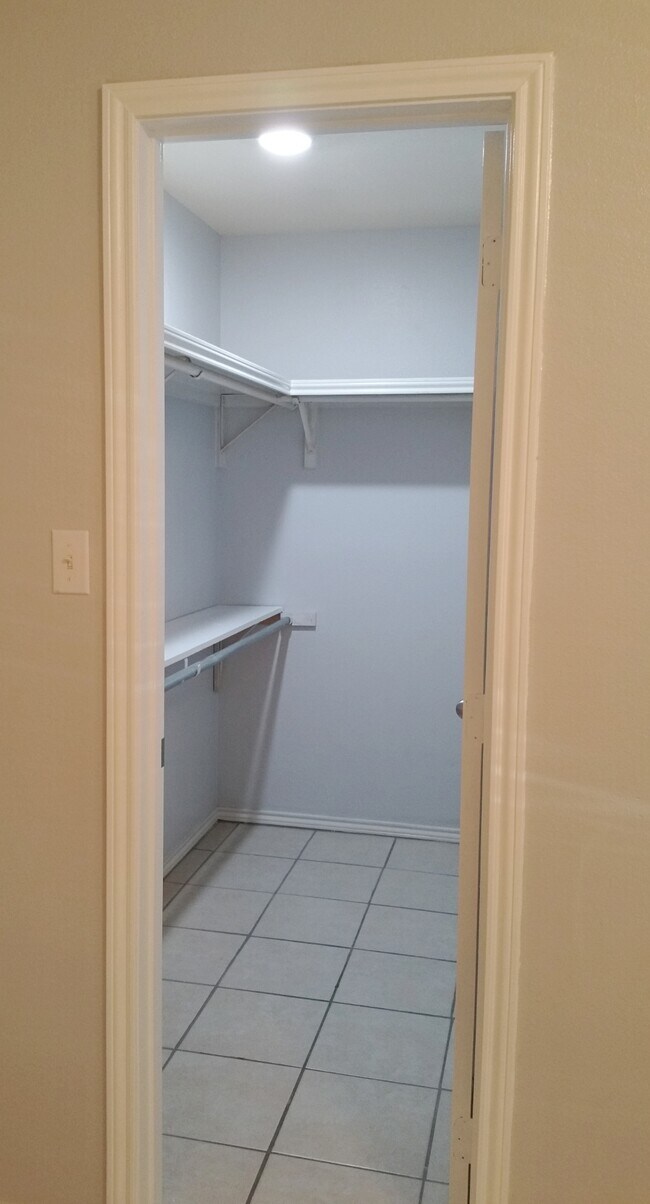 Building Photo - 1900 W Douglas St