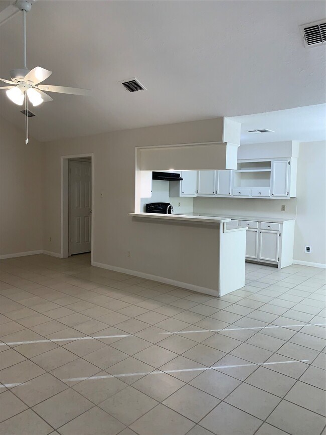 Building Photo - 12418 South Dr