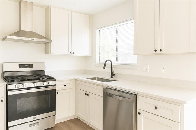 Building Photo - 1700 Garden Villa Dr