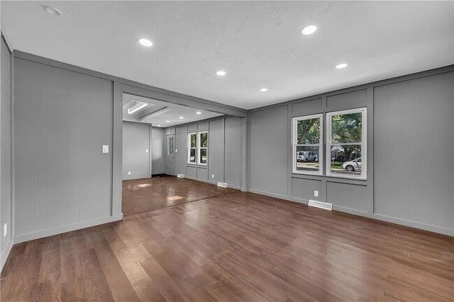 Building Photo - 114 N Emma St