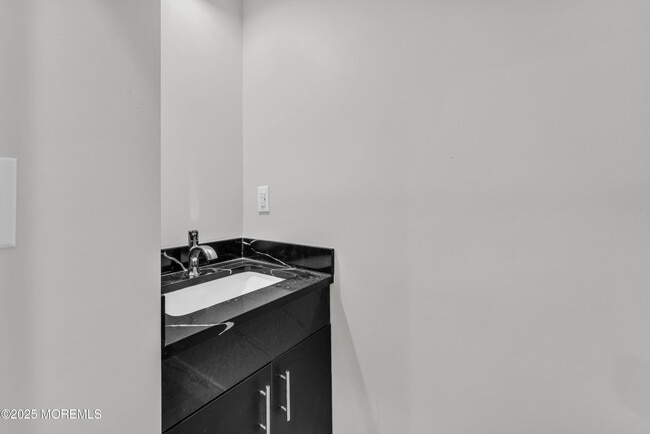 Building Photo - 7 Broad St