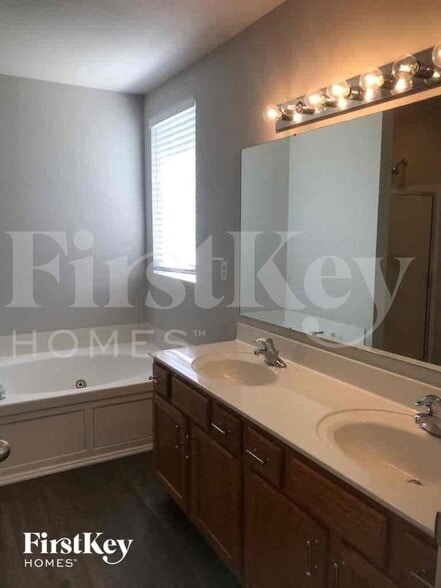 Building Photo - 4204 Laurel Ridge Cir