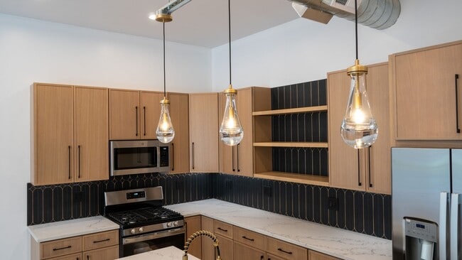 Building Photo - Stunning 3-Bedroom, 2-Bath Gem with In-Unit Washer/Dryer! Discover Uptown Living.