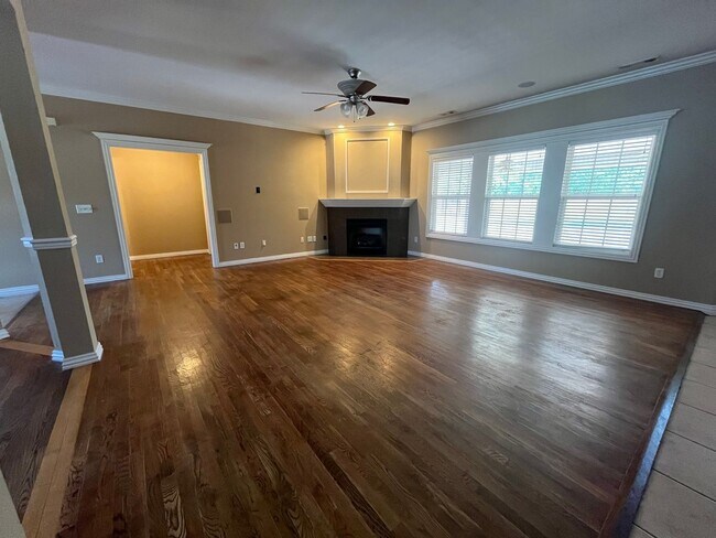 Building Photo - Bentonville 4 bedroom 3 car garage home near trails & Bentonville Square!