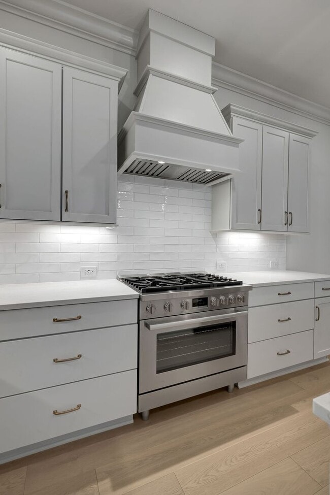 Building Photo - Luxurious Low-Maintenance Living in Westha...