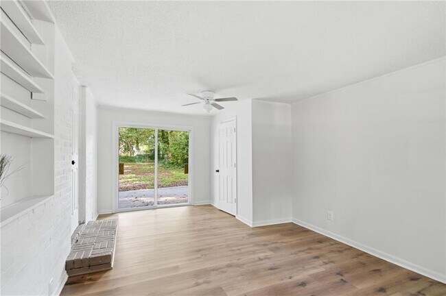 Building Photo - 2801 Mitchell Dr