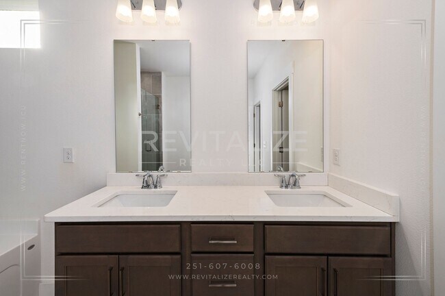 Building Photo - Charming Gold Fortified Home in Live Oak E...