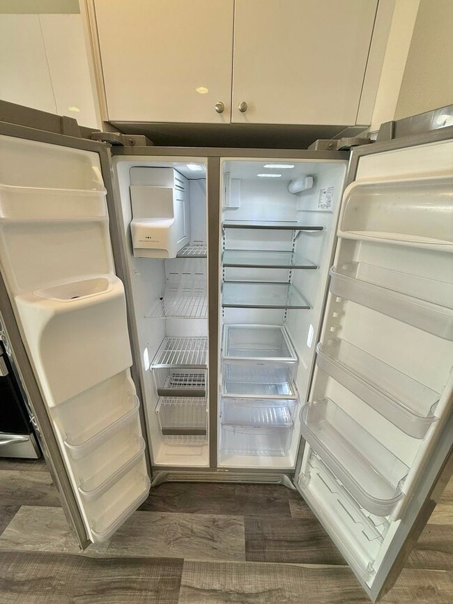 Building Photo - Spacious 8-Bedroom in Ravenna – Centrally Located Near UW and U Village