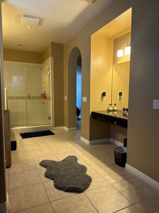Building Photo - 5 Bedroom Lake Hills home with stunning La...
